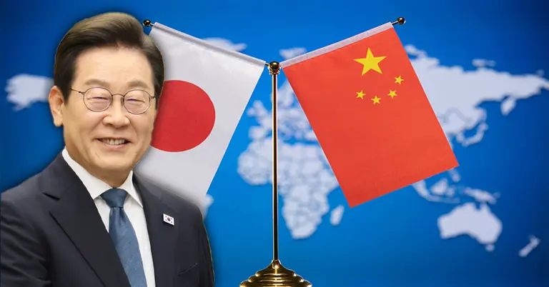 দক্ষিণ কোরিয়ার প্রেসিডেন্ট লি জে মিউং; জাপান ও চীনের পতাকা